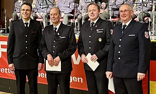 Kreisbrandmeister Stephan Reckhaus (v. l.) dankt der scheidenden Wehrführung mit Michael Heck, Michael Alewelt und Gerd Nolte für die vorbildliche Arbeit in den vergangenen zwölf Jahren. - Feuerwehr Bad LIppspringe Kreisbrandmeister Stephan Reckhaus (v. l.) dankt der scheidenden Wehrführung mit Michael Heck, Michael Alewelt und Gerd Nolte für die vorbildliche Arbeit in den vergangenen zwölf Jahren. - Feuerwehr Bad LIppspringe
