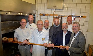 Andre Bielemeier (v. l.), Daniel Henke, Bernhard Engel, Ansgar Krawinkel, Benedikt Goeken, Gerald Studzinsky, Matthias Goeken und Christian Haase ziehen an einem Strang. - Thomas Kube Andre Bielemeier (v. l.), Daniel Henke, Bernhard Engel, Ansgar Krawinkel, Benedikt Goeken, Gerald Studzinsky, Matthias Goeken und Christian Haase ziehen an einem Strang. - Thomas Kube