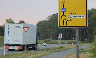 Falsch beschildert? Zum Hermes-Logistikzentrum geht's geradeaus, kritisiert die Bürgerinitiative. - Ulf Hanke Falsch beschildert? Zum Hermes-Logistikzentrum geht's geradeaus, kritisiert die Bürgerinitiative. - Ulf Hanke