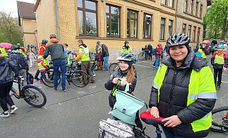 Daniela Buchmann und Lia (9) haben es geschafft, letzter Halt Martinschule. Beide sind begeistert. - Kurt Ehmke Daniela Buchmann und Lia (9) haben es geschafft, letzter Halt Martinschule. Beide sind begeistert. - Kurt Ehmke