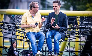 Hoch hinaus auf dem Kesselbrink: Dominic Hallau, Fraktionschef der Bielefelder Grünen (r.), im Gespräch mit NW-Redakteuer Stefan Brams. - Sarah Jonek Fotografie Hoch hinaus auf dem Kesselbrink: Dominic Hallau, Fraktionschef der Bielefelder Grünen (r.), im Gespräch mit NW-Redakteuer Stefan Brams. - Sarah Jonek Fotografie