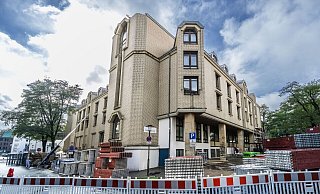 An der Brandruine des Golden Tulip-Hotel haben jetzt nach langem Warten weitere Arbeiten begonnen. - Sarah Jonek An der Brandruine des Golden Tulip-Hotel haben jetzt nach langem Warten weitere Arbeiten begonnen. - Sarah Jonek