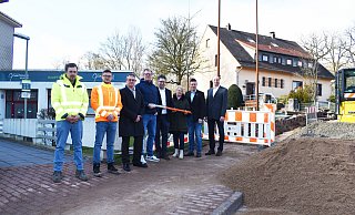 Tobias Antenbrink (Firma Antenbrink, v. l.), Walter Kifel (Ingenieurbüro Turk), Sebastian Worm (Stabsstellenleiter IT), Schulleiter Christian Greiner, Schulleiter Simon Tewes, Schulleiterin Marion Oeynhausen, Erster Beigeordneter Michael Scholle und Bildungsdezernent Uwe Damer freuen sich über das Glasfasernetz. - Stadt Bad Driburg Tobias Antenbrink (Firma Antenbrink, v. l.), Walter Kifel (Ingenieurbüro Turk), Sebastian Worm (Stabsstellenleiter IT), Schulleiter Christian Greiner, Schulleiter Simon Tewes, Schulleiterin Marion Oeynhausen, Erster Beigeordneter Michael Scholle und Bildungsdezernent Uwe Damer freuen sich über das Glasfasernetz. - Stadt Bad Driburg