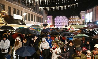 Etwa 300 Menschen fluteten am Abend vor Heiligabend den Marktplatz, um trotz anhaltenden Dauerregens gemeinsam mit der Musikschule Höxter einen beeindruckenden Weihnachtschor zu bilden. - Thomas Kube Etwa 300 Menschen fluteten am Abend vor Heiligabend den Marktplatz, um trotz anhaltenden Dauerregens gemeinsam mit der Musikschule Höxter einen beeindruckenden Weihnachtschor zu bilden. - Thomas Kube