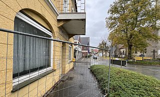 Aus der Lange Torstraße kommend, befindet sich das alte Gasthaus Hunold in prominenter Lage in der Nachbarschaft von Kirche, Supermarkt und Marktplatz. Vom Gitter eingesperrt ist neben dem Pflaster des Gehwegs auch der Briefkasten der Post. - Hans-Hermann Igges Aus der Lange Torstraße kommend, befindet sich das alte Gasthaus Hunold in prominenter Lage in der Nachbarschaft von Kirche, Supermarkt und Marktplatz. Vom Gitter eingesperrt ist neben dem Pflaster des Gehwegs auch der Briefkasten der Post. - Hans-Hermann Igges