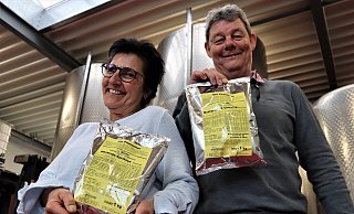Anja und Dirk Brackmann mit zwei "Süßmolke"-Produkten, die sie unter anderem an Fitnessstudios und Saunen vertreiben. "Ist aber kein Hauptstandbein", betonen sie. - Meiko Haselhorst Anja und Dirk Brackmann mit zwei "Süßmolke"-Produkten, die sie unter anderem an Fitnessstudios und Saunen vertreiben. "Ist aber kein Hauptstandbein", betonen sie. - Meiko Haselhorst
