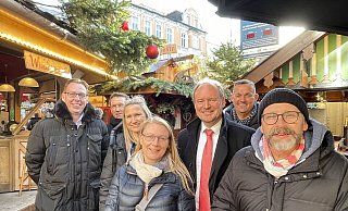 Thorsten Take (Marktkauf Herford, v. l.), Frank Hölscher (Pro Herford), Daniela Heimbusch (Hebamme und Baby-Lotsin im Mathilden-Hospital), Karen Lippold-Othen (Hebamme, Mathilden-Hospital), Jörn-Uwe Wolff (Sparkasse), Philip Schmid (Techniker) und Björn Laffontien. - Natalie Gottwald Thorsten Take (Marktkauf Herford, v. l.), Frank Hölscher (Pro Herford), Daniela Heimbusch (Hebamme und Baby-Lotsin im Mathilden-Hospital), Karen Lippold-Othen (Hebamme, Mathilden-Hospital), Jörn-Uwe Wolff (Sparkasse), Philip Schmid (Techniker) und Björn Laffontien. - Natalie Gottwald