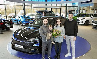 Die Jubiläumskunden Hakan und Berrin Can mit Sohn Nesim sowie dem Gütersloher Autohaus-Verkaufsleiter Ismail Malatyali. - Ford Die Jubiläumskunden Hakan und Berrin Can mit Sohn Nesim sowie dem Gütersloher Autohaus-Verkaufsleiter Ismail Malatyali. - Ford