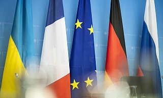 Fahnen, aufgenommen vor einer Videokonferenz im N4-Format (Normandie-Format), in Berlin im April 2020. - picture alliance / photothek Fahnen, aufgenommen vor einer Videokonferenz im N4-Format (Normandie-Format), in Berlin im April 2020. - picture alliance / photothek