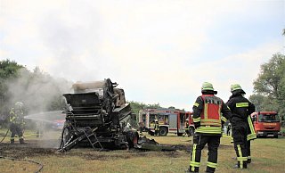 Eine Rundballenpresse brannte am späten Freitagnachmittag auf einem Feld zwischen Nieheim und Marienmünster und löste einen Feuerwehreinsatz aus. - David Schellenberg Eine Rundballenpresse brannte am späten Freitagnachmittag auf einem Feld zwischen Nieheim und Marienmünster und löste einen Feuerwehreinsatz aus. - David Schellenberg
