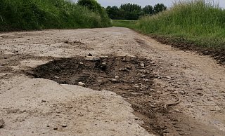Tiefe Schlaglöcher säumen den Weg, die für Radfahrer gefährliche Folgen haben können. - Burkhard Battran Tiefe Schlaglöcher säumen den Weg, die für Radfahrer gefährliche Folgen haben können. - Burkhard Battran