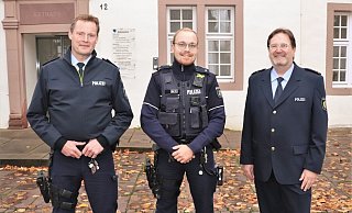In Beverungen wurde Sascha Mantel (Mitte) von Polizeidirektor Christian Brenski (r.) und dem Wachleiter aus Höxter, Sebastian Müller, begrüßt. - Kreispolizeibehörde Höxter In Beverungen wurde Sascha Mantel (Mitte) von Polizeidirektor Christian Brenski (r.) und dem Wachleiter aus Höxter, Sebastian Müller, begrüßt. - Kreispolizeibehörde Höxter