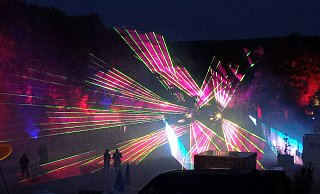 Rot-pinkes Farbspektakel: Die Lasershow auf dem Weserfestplatz. - Michaela Bast Rot-pinkes Farbspektakel: Die Lasershow auf dem Weserfestplatz. - Michaela Bast