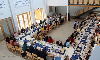 Die Jüdische Kultusgemeinde hat es geschafft, Geflüchtete und Angehörige schnell und gut unterzubringen. In der Synagoge bekommen alle eine warme Mahlzeit. Doch so ideal läuft es nicht überall. - Michelsohn Die Jüdische Kultusgemeinde hat es geschafft, Geflüchtete und Angehörige schnell und gut unterzubringen. In der Synagoge bekommen alle eine warme Mahlzeit. Doch so ideal läuft es nicht überall. - Michelsohn