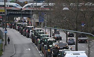 Bauern mit ihren Traktoren im Konvoi auf einer Straße. - Arne Dedert Bauern mit ihren Traktoren im Konvoi auf einer Straße. - Arne Dedert