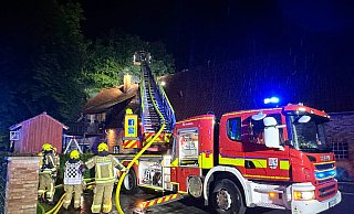 Im Innenangriff und von außen über die Drehleiter löschte die Feuerwehr Delbrück den Brand im Firstbereich des Hauses in Boke nach dem Blitzeinschlag. - Ralph Meyer Im Innenangriff und von außen über die Drehleiter löschte die Feuerwehr Delbrück den Brand im Firstbereich des Hauses in Boke nach dem Blitzeinschlag. - Ralph Meyer