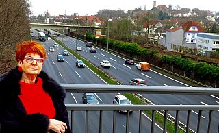 Hannelore Pfaff steht da, wo Gadderbaum geteilt wird – am OWD. Auch akustisch ist er ein Problem, Pfaff setzt in der Zukunft auf durchgehend Tempo 60. - Kurt Ehmke Hannelore Pfaff steht da, wo Gadderbaum geteilt wird – am OWD. Auch akustisch ist er ein Problem, Pfaff setzt in der Zukunft auf durchgehend Tempo 60. - Kurt Ehmke