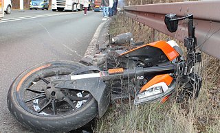 Das Motorrad rutschte auf die Gegenfahrbahn. - Polizei Minden-Lübbecke Das Motorrad rutschte auf die Gegenfahrbahn. - Polizei Minden-Lübbecke