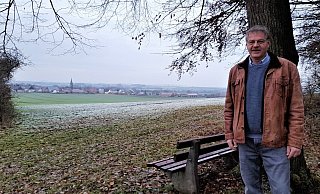 Peter Wille am Weißholz mit Blick auf sein Heimatdorf. Auf der anderen Seite des Weißholzes ist Lieblingsplatz zwei – mit Blick auf die Heimatregion. - Simone Flörke Peter Wille am Weißholz mit Blick auf sein Heimatdorf. Auf der anderen Seite des Weißholzes ist Lieblingsplatz zwei – mit Blick auf die Heimatregion. - Simone Flörke