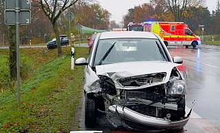 Beim Zusammenstoß von zwei Autos an der Einmündung der Sunderkampstraße auf die Münsterstraße (B64) werden zwei Menschen verletzt. - Ralph Meyer Beim Zusammenstoß von zwei Autos an der Einmündung der Sunderkampstraße auf die Münsterstraße (B64) werden zwei Menschen verletzt. - Ralph Meyer
