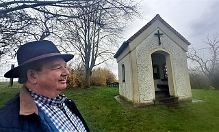 Mennes Ortsvorsteher Robert Schmidt auf dem Papenheimer Feld vor den Toren Warburgs an der Jakobuskapelle. - Simone Flörke Mennes Ortsvorsteher Robert Schmidt auf dem Papenheimer Feld vor den Toren Warburgs an der Jakobuskapelle. - Simone Flörke