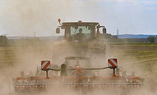 Den Landwirten in der Region macht die anhaltende Trockenheit zu schaffen. - Patrick Pleul/dpa Den Landwirten in der Region macht die anhaltende Trockenheit zu schaffen. - Patrick Pleul/dpa