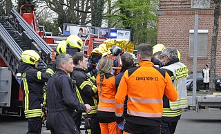 Rettungskräfte, auch das Team von Christopher 13, kümmern sich um den schwer Verletzten. - Rainer Stephan Rettungskräfte, auch das Team von Christopher 13, kümmern sich um den schwer Verletzten. - Rainer Stephan