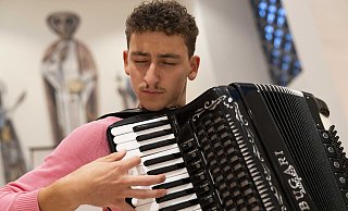 Alejandro Peters als Künstler mit dem Akkordeon. - Tobias Vorwerk Alejandro Peters als Künstler mit dem Akkordeon. - Tobias Vorwerk