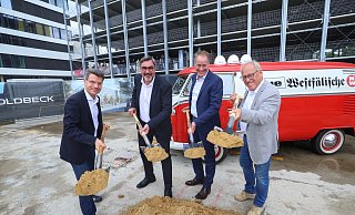 Beim symbolischen Spatenstich zum Bau der NW-Medienzentrale packen Matthias Linnekugel (ddvg), Klaus Schrotthofer (NW), Jörg-Uwe Goldbeck und Oberbürgermeister Pit Clausen (v.l.) gemeinsam an. - Sarah Jonek Beim symbolischen Spatenstich zum Bau der NW-Medienzentrale packen Matthias Linnekugel (ddvg), Klaus Schrotthofer (NW), Jörg-Uwe Goldbeck und Oberbürgermeister Pit Clausen (v.l.) gemeinsam an. - Sarah Jonek