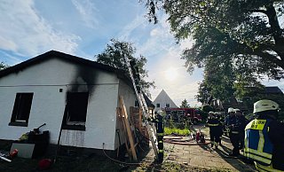 Rund 50 Einsatzkräfte der Gütersloher Feuerwehr löschten das Feuer in einem Bungalow am Knappweg. Das Wohnhaus ist nicht mehr bewohnbar. - Thorsten Heß Rund 50 Einsatzkräfte der Gütersloher Feuerwehr löschten das Feuer in einem Bungalow am Knappweg. Das Wohnhaus ist nicht mehr bewohnbar. - Thorsten Heß