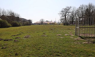 Hinter dem Hallenbad am Nordring befinden sich der Abenteuerspielplatz und eine Wiese mit Bolzplatz. - Regina Brucksch Hinter dem Hallenbad am Nordring befinden sich der Abenteuerspielplatz und eine Wiese mit Bolzplatz. - Regina Brucksch