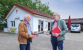 Uwe Ongsiek und Hans Hoppe (r.) vor dem von ihnen geplanten Theesener Klubhaus „AUSSENRUM“. - Sarah Jonek Fotografie Uwe Ongsiek und Hans Hoppe (r.) vor dem von ihnen geplanten Theesener Klubhaus „AUSSENRUM“. - Sarah Jonek Fotografie