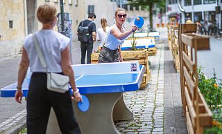 Katrin Schäfer (hinten) testet mit ihrer Freundin Susann Herrmann die Tischtennisplatten aus. Beide finden die Idee super. - Sarah Jonek Fotografie Katrin Schäfer (hinten) testet mit ihrer Freundin Susann Herrmann die Tischtennisplatten aus. Beide finden die Idee super. - Sarah Jonek Fotografie