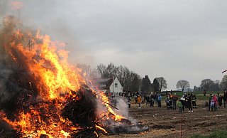 Das große Osterfeuer in Bröderhausen wird mit den Fackeln angezündet. Viele Besucher bestaunten in gebührendem Anstand den lichterloh brennenden Holzstapel. - Klaus Frensing Das große Osterfeuer in Bröderhausen wird mit den Fackeln angezündet. Viele Besucher bestaunten in gebührendem Anstand den lichterloh brennenden Holzstapel. - Klaus Frensing