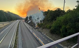 Am 20. Juli 2022: Das Feuer entlang der A 44 bedrohte auch den SVG-Rastplatz, der geräumt wurde. - Feuerwehr Breuna Am 20. Juli 2022: Das Feuer entlang der A 44 bedrohte auch den SVG-Rastplatz, der geräumt wurde. - Feuerwehr Breuna