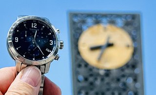 Uhrenvergleich auf dem Jahnplatz: Die Alcina-Uhr läuft wieder, allerdings fehlen ihr noch ein paar Umdrehungen zur Anzeige der exakten Uhrzeit. - Stefan Becker Uhrenvergleich auf dem Jahnplatz: Die Alcina-Uhr läuft wieder, allerdings fehlen ihr noch ein paar Umdrehungen zur Anzeige der exakten Uhrzeit. - Stefan Becker