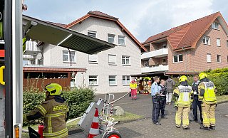 Bei einem Küchenbrand in einem Mehrfamilienhaus an der Lageschen Straße (im Hintergrund) wurde eine Bewohnerin verletzt. - Ralph Meyer Bei einem Küchenbrand in einem Mehrfamilienhaus an der Lageschen Straße (im Hintergrund) wurde eine Bewohnerin verletzt. - Ralph Meyer