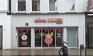 Im September 2021 hat eine Filiale von Royal-Donut in Herford eröffnet. Das Licht ist dort seit Tagen aus, die Tür verschlossen. - Susanne Blersch Im September 2021 hat eine Filiale von Royal-Donut in Herford eröffnet. Das Licht ist dort seit Tagen aus, die Tür verschlossen. - Susanne Blersch