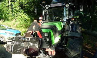 Der Traktor zog einen mit schweren Baumstämmen beladenen Anhänger. - Polizei Der Traktor zog einen mit schweren Baumstämmen beladenen Anhänger. - Polizei