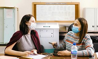 In Bielefeld gibt es mehrere Unternehmen, die Schulen mit passenden Luftfilteranlagen ausstatten - "bisher nur leider noch nicht in Bielefeld", berichten Firmenvertreter. Andere Kommunen seien da deutlich engagierter, hätte sich entsprechende Fördergelder vom Land gesichert. - Insensiv In Bielefeld gibt es mehrere Unternehmen, die Schulen mit passenden Luftfilteranlagen ausstatten - "bisher nur leider noch nicht in Bielefeld", berichten Firmenvertreter. Andere Kommunen seien da deutlich engagierter, hätte sich entsprechende Fördergelder vom Land gesichert. - Insensiv