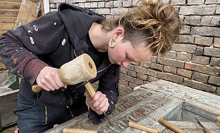 Mit dem Eisen arbeitet Lilian Führing die Konturen der Schrift nach. - Nicole Sielermann Mit dem Eisen arbeitet Lilian Führing die Konturen der Schrift nach. - Nicole Sielermann