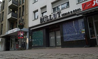 Noch sind die Schaufenster verklebt, schon bald aber soll das "Bullit - Kebab & Bowl" in der Gütersloher Innenstadt eröffnen. - Christian Geisler Noch sind die Schaufenster verklebt, schon bald aber soll das "Bullit - Kebab & Bowl" in der Gütersloher Innenstadt eröffnen. - Christian Geisler