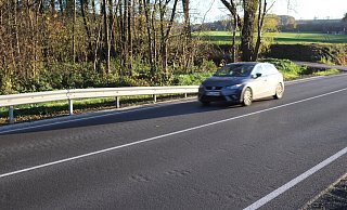 Die Reifenspuren auf der L860 sind deutlich zu erkennen. Sie sorgen für Fahrgeräusche und unruhiges Fahren. - Dirk Windmöller Die Reifenspuren auf der L860 sind deutlich zu erkennen. Sie sorgen für Fahrgeräusche und unruhiges Fahren. - Dirk Windmöller
