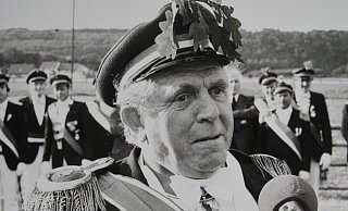 Felix Klingenthal war der letzte Landrat des Altkreises Büren und ein Schütze durch und durch. Hier steht der langjährige Kreisschützenoberst beim Kreisschützenfest in Wewelsburg im Jahr 1978 am Mikrofon. - Johannes Büttner (Archiv) Felix Klingenthal war der letzte Landrat des Altkreises Büren und ein Schütze durch und durch. Hier steht der langjährige Kreisschützenoberst beim Kreisschützenfest in Wewelsburg im Jahr 1978 am Mikrofon. - Johannes Büttner (Archiv)