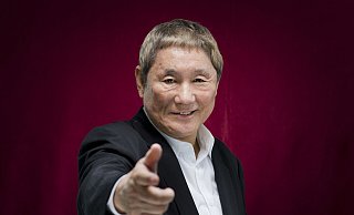 Der japanische Regisseur Takeshi Kitano empfängt als "Kaiser" wieder etliche "Angreifer", die auf seinen Thron wollen. - picture alliance / ASSOCIATED PRESS Der japanische Regisseur Takeshi Kitano empfängt als "Kaiser" wieder etliche "Angreifer", die auf seinen Thron wollen. - picture alliance / ASSOCIATED PRESS