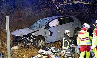 Bei einem Unfall auf dem Autobahnzubringer (L776) in Büren kam am frühen Montagmorgen ein mit zwei Personen besetzter VW Golf nach rechts von der Fahrbahn ab, prallte gegen zwei Bäume und blieb unterhalb der Straße liegen. - Ralph Meyer Bei einem Unfall auf dem Autobahnzubringer (L776) in Büren kam am frühen Montagmorgen ein mit zwei Personen besetzter VW Golf nach rechts von der Fahrbahn ab, prallte gegen zwei Bäume und blieb unterhalb der Straße liegen. - Ralph Meyer
