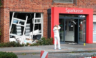 Vor vier Wochen gesprengt: Der Geldautomat an der Thaddäusstraße in Verl-Sürenheide: Kriminaltechniker aus dem Polizeipräsidium Bielefeld sichern die Spuren. - Andreas Frücht Vor vier Wochen gesprengt: Der Geldautomat an der Thaddäusstraße in Verl-Sürenheide: Kriminaltechniker aus dem Polizeipräsidium Bielefeld sichern die Spuren. - Andreas Frücht