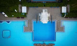 Der Sprungturm im Wiesenbad hat Plattformen in drei, fünf und zehn Metern Höhe. - Mike-Dennis Müller / www.mdm.photo Der Sprungturm im Wiesenbad hat Plattformen in drei, fünf und zehn Metern Höhe. - Mike-Dennis Müller / www.mdm.photo