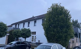 Acht Wohneinheiten waren genehmigt, zwölf sind es jetzt geworden. Der Bauausschuss will dem Bauherrn dieses Verhalten nicht durchgehen lassen. Leicht fiel ihm die Entscheidung jedoch nicht. - Burkhard Hoeltzenbein Acht Wohneinheiten waren genehmigt, zwölf sind es jetzt geworden. Der Bauausschuss will dem Bauherrn dieses Verhalten nicht durchgehen lassen. Leicht fiel ihm die Entscheidung jedoch nicht. - Burkhard Hoeltzenbein