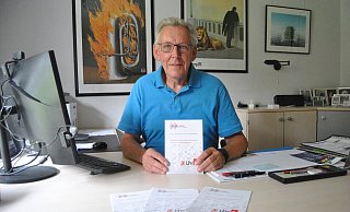 1994 gründete er die Unabhängige Wählergemeinschaft, jetzt löst er sie auf: Ratsherr Peter Kalley (72) mit dem Parteiprogramm bei der Kommunalwahl 2020. Hinter ihm hängen zwei Bilder des belgischen Surrealisten René Magritte, mit "Kunst in Flammen" auch das bekannteste. Kam der Vorstand in kleinerer Runde zusammen, traf er sich oft hier in Kalleys Büro. - Ludger Osterkamp 1994 gründete er die Unabhängige Wählergemeinschaft, jetzt löst er sie auf: Ratsherr Peter Kalley (72) mit dem Parteiprogramm bei der Kommunalwahl 2020. Hinter ihm hängen zwei Bilder des belgischen Surrealisten René Magritte, mit "Kunst in Flammen" auch das bekannteste. Kam der Vorstand in kleinerer Runde zusammen, traf er sich oft hier in Kalleys Büro. - Ludger Osterkamp
